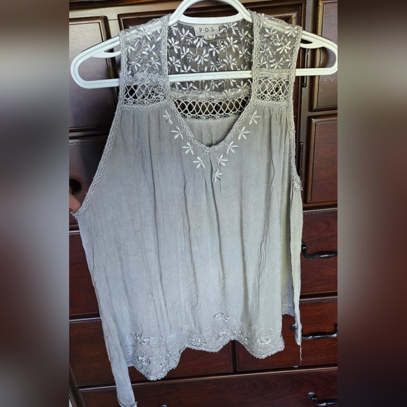 NWOT, POL Gray Embroidered Women's Top, Sz. L - Picture 2 of 6